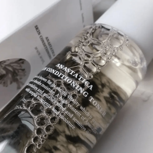 Dr. Althea Anastatica Toner – hidratare profundă și calmare imediată. Conține plante rezistente la stres pentru a revitaliza pielea obosită și uscată. wowskin.ro